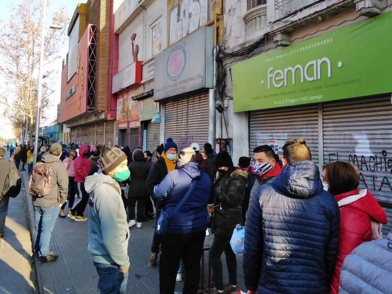 Gran aglomeración de gente se registró en mall chino de Santiago tras el fin del confinamiento