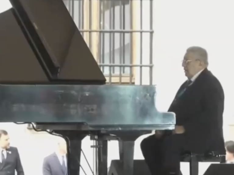 Tras una ovación: Valentín Trujillo interpreta el Himno Nacional en la conmemoración de los 50 años del golpe de Estado