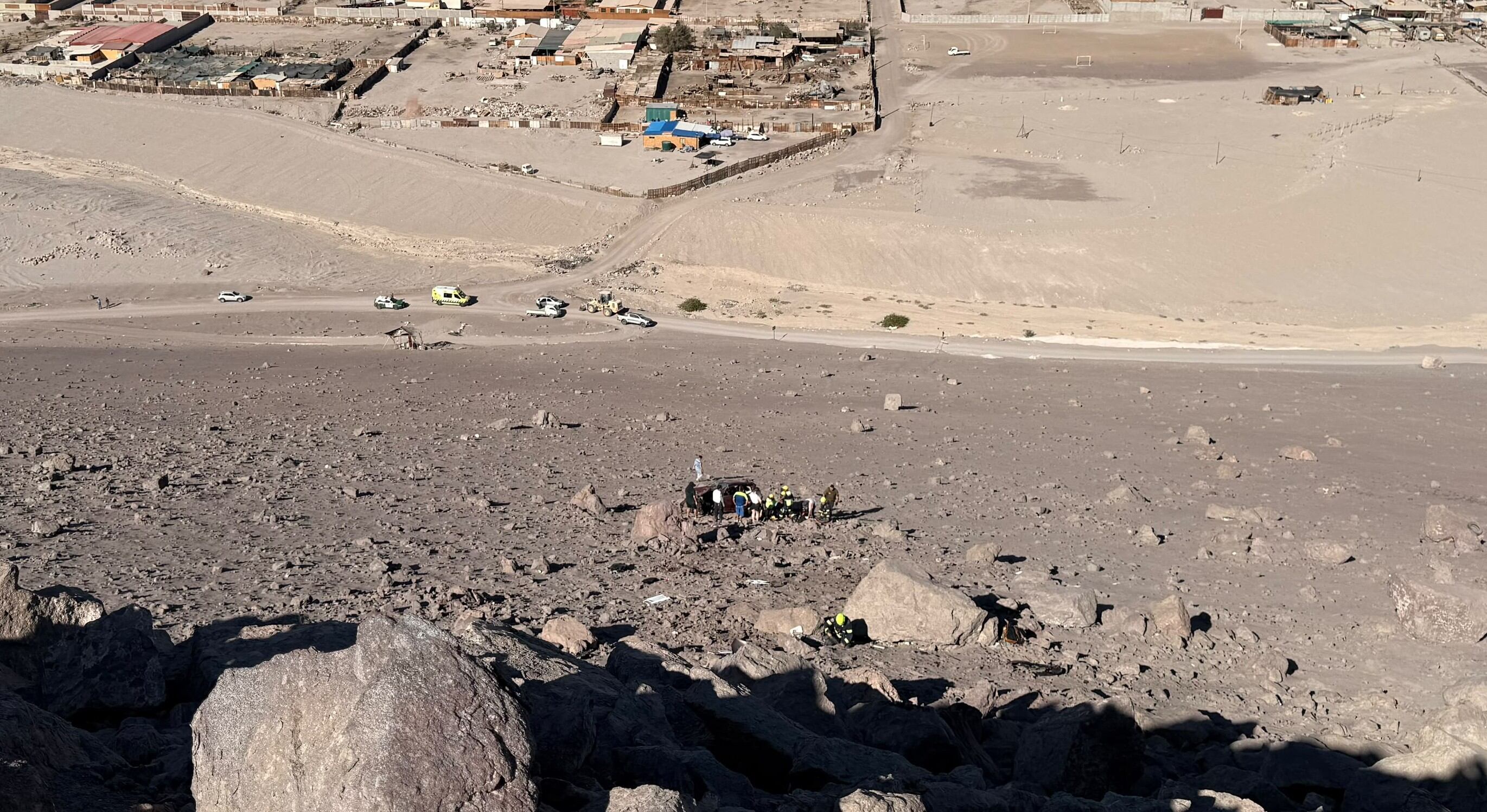 Vehículo menor desbarranca más de 50 metros en Arica