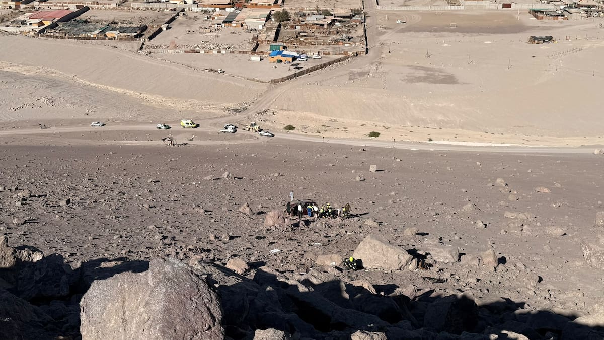 Vehículo menor desbarranca más de 50 metros en Arica y moviliza a equipos de emergencia