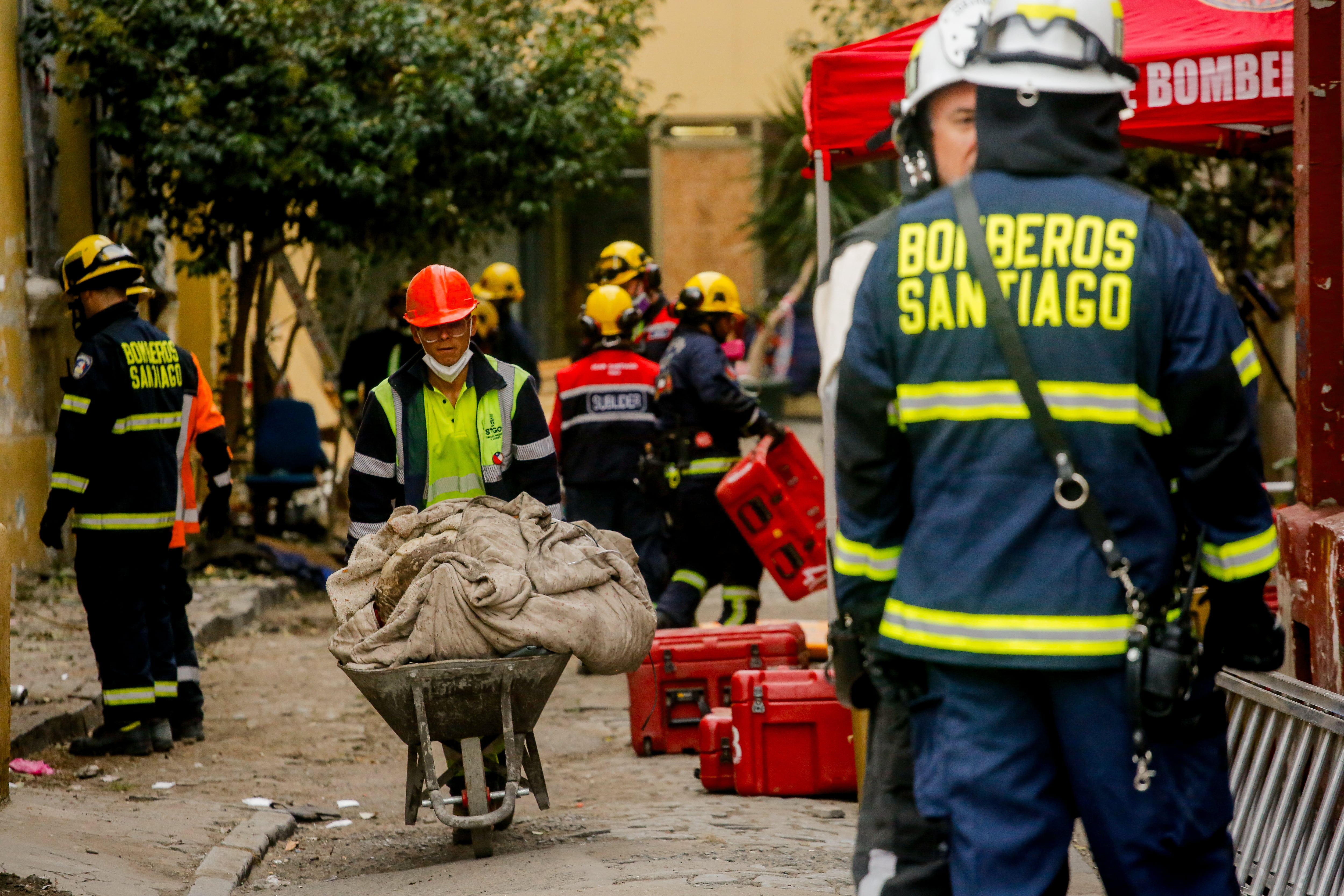 Equipo USAR de bomberos trabaja en edificio siniestrado de calle Catedral