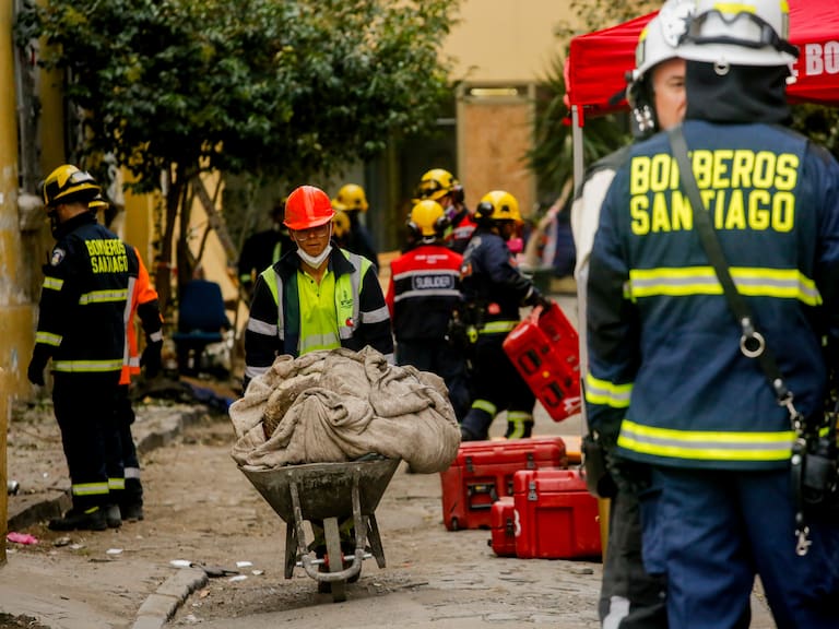 Equipo USAR de bomberos trabaja en edificio siniestrado de calle Catedral