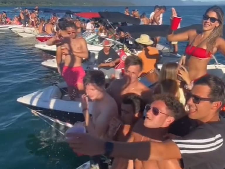 Carretes en lanchas y hasta con helicópteros: Viralizan masivos festejos que se toman el lago en Pucón