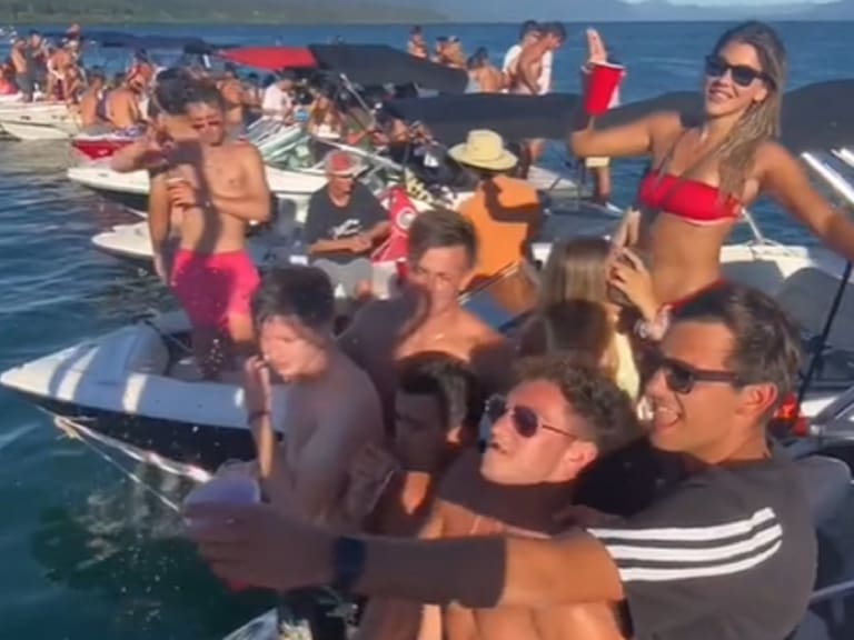 Carretes en lanchas y hasta con helicópteros: Viralizan masivos festejos que se toman el lago en Pucón