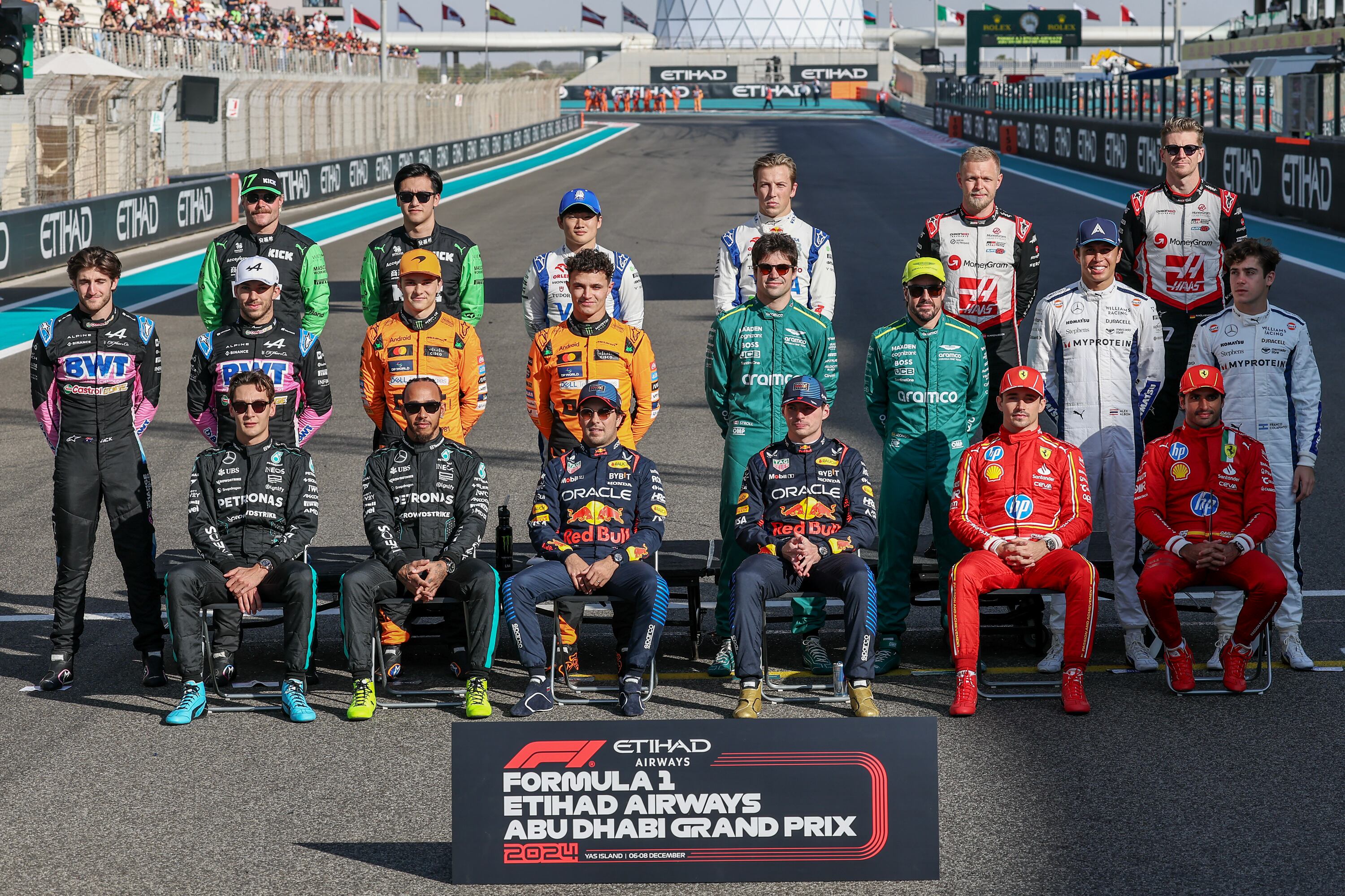 Con un invitado de piedra: la foto oficial de los pilotos de Fórmula 1 este 2024 | Getty Images