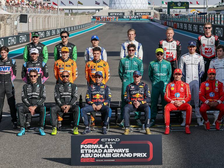 Con un invitado de piedra: la foto oficial de los pilotos de Fórmula 1 este 2024 | Getty Images