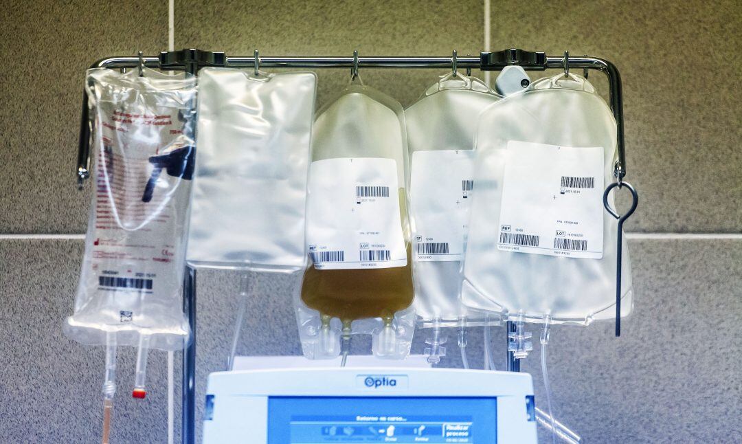 19 JUNIO 2020/OSORNO.- La máquina Spectra Optia con la bolsa de plasma de Alejandro, paciente recuperado de covid-19 positivo en el Banco de Sangre del Hospital Base San José de Osorno durante la emergencia sanitaria que ha provocado el coronavirus pandemia Covid-19.- FOTO: AGENCIAUNO.