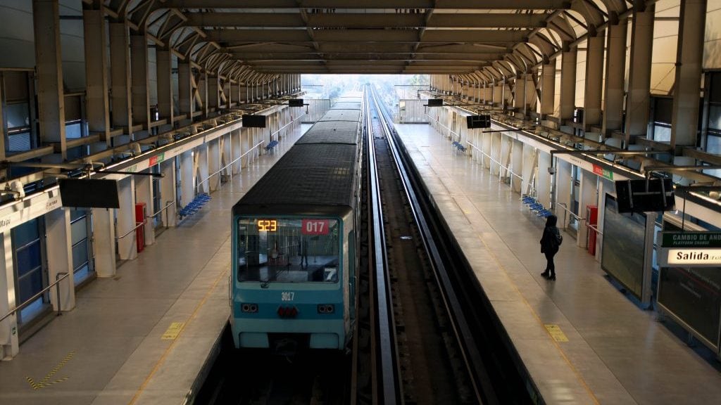 07 DE SEPTIEMBRE DE 2020/SANTIAGO
Personas esperan el tren en el ánden del metro Laguna Sur, de la línea 5 del Metro de Santiago, en la comuna de Pudahuel, Santiago.
FOTO: AILEN DÍAZ/AGENCIAUNO