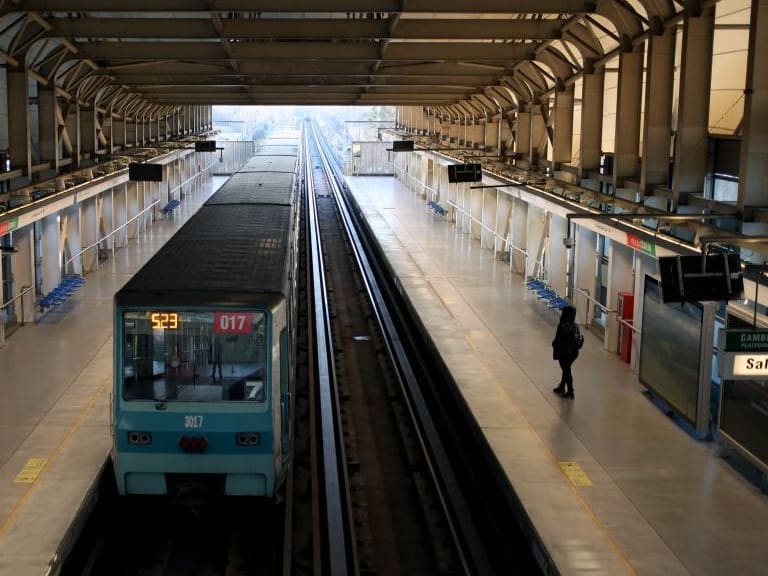 07 DE SEPTIEMBRE DE 2020/SANTIAGO
Personas esperan el tren en el ánden del metro Laguna Sur, de la línea 5 del Metro de Santiago, en la comuna de Pudahuel, Santiago.
FOTO: AILEN DÍAZ/AGENCIAUNO