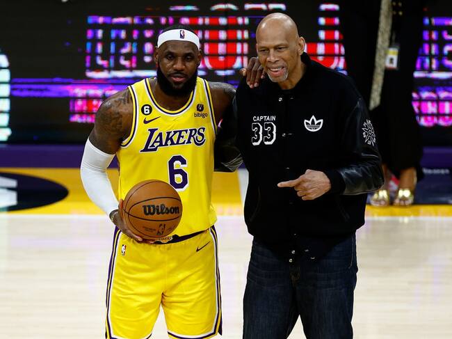 Abdul-Jabbar celebra el récord de LeBron