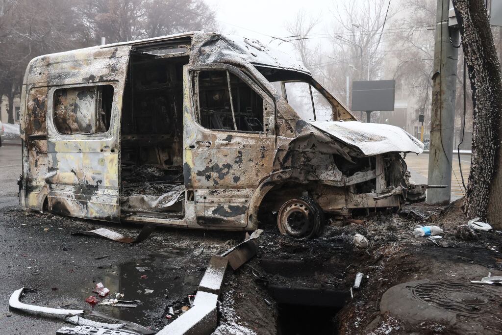 Vehículo completamente quemado tras las protestas en la ciudad de Almaty