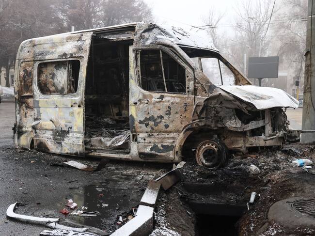 Vehículo completamente quemado tras las protestas en la ciudad de Almaty
