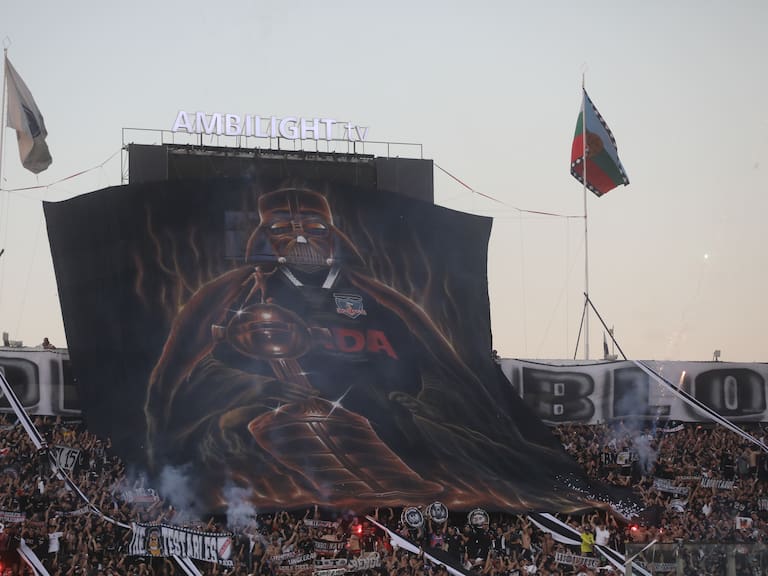 En contra de un candidato presidencial: las manifestaciones de los hinchas de Colo Colo durante el juego ante La Calera