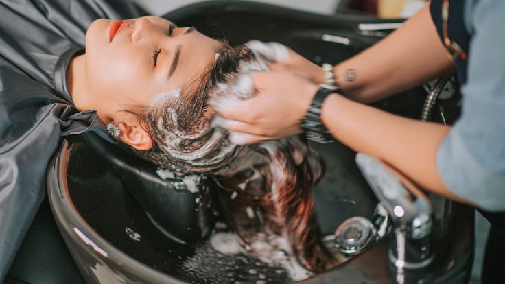 Este es el peligroso riesgo de lavarte en pelo en salones de belleza, según expertos
