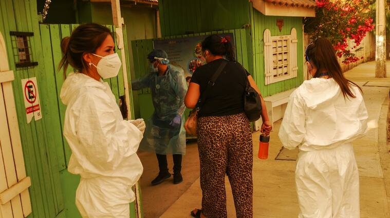 15 DE ENERO DE 2021 / QUILPUEPersonal sanitario a las afueras de albergue habilitado para pacientes o contactos estrechos Covid-19 positivo establecido en el Jardin Del Valle tras el incendio Forestal que afecta a la zona y que obligo a evacuar las zonas aledañas.
FOTO: SANTIAGO MORALES / AGENCIAUNO