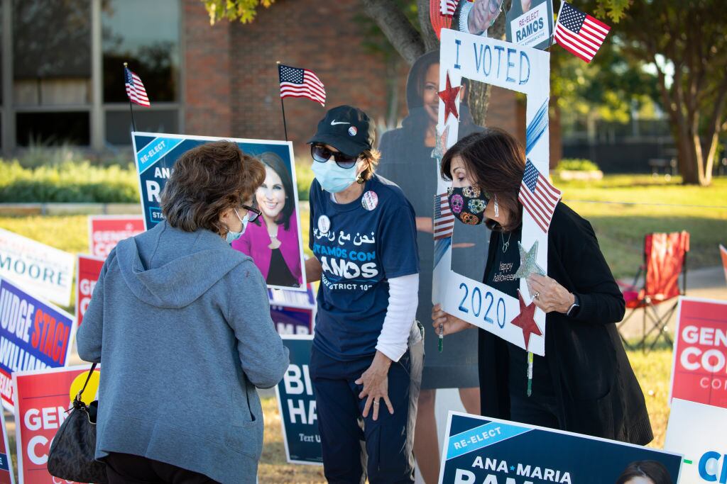 Personas promueven el voto en el estado de Texas