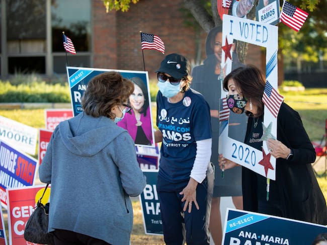 Personas promueven el voto en el estado de Texas