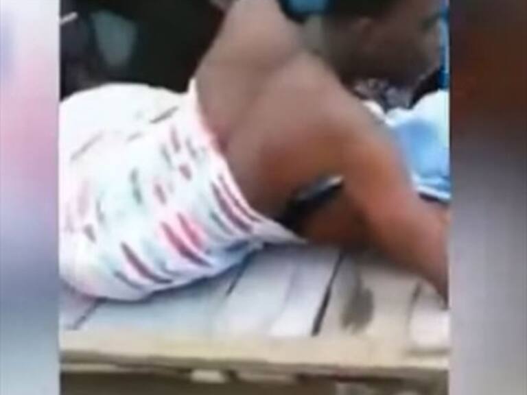 Llevan en carretilla a pareja infiel que se quedó «pegada» durante el coito en un motel