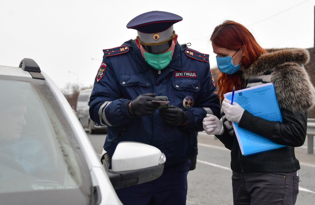 Un policía controla a una automovilista por el Covid-19 en Rusia