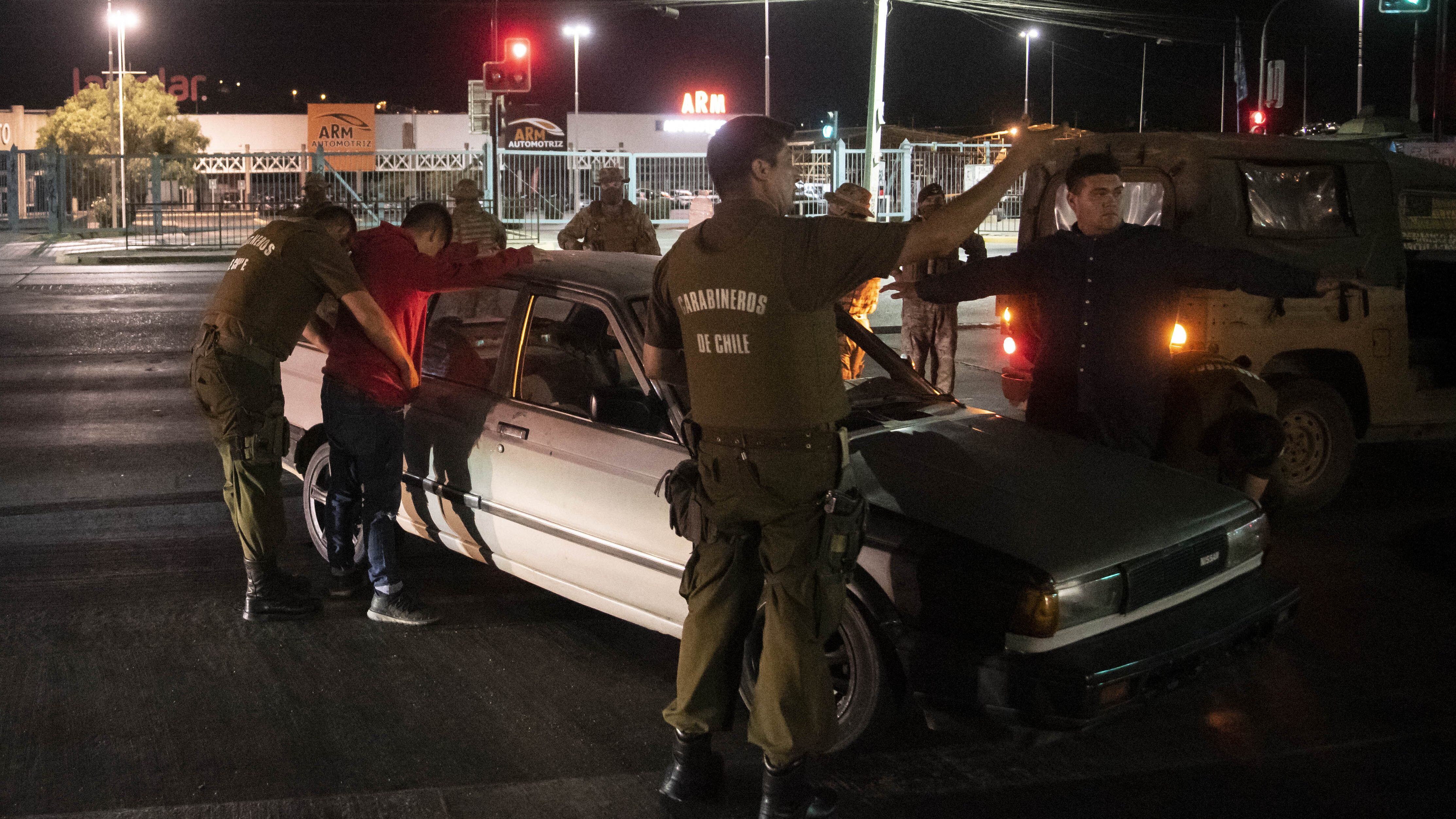 22 MARZO 2020 / VALPARAISOCarabineros revisa auto de detenidos por militares por porte de marihuana y no respeto de toque de queda,, durante la primera noche bajo toque de queda (entre las 22.00 y las 05.00 horas) por la emergencia sanitaria que ha provocado el coronavirus pandemia Covid-19 en todo el pais .
FOTO: MIGUEL MOYA/AGENCIAUNO