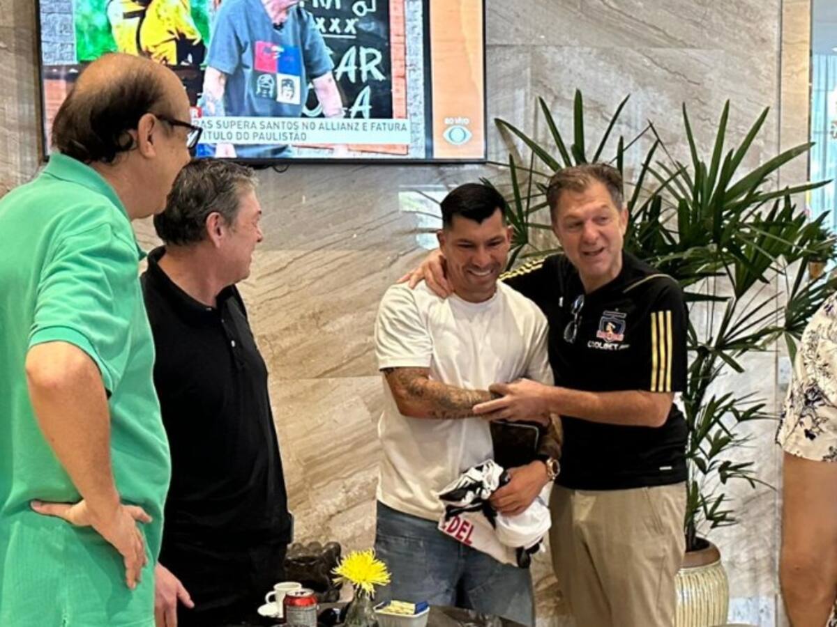 Risas, abrazo de Mosa y cambio de camisetas: así fue la visita de Gary Medel al plantel de Colo Colo en Brasil