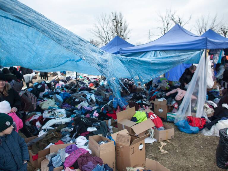 Refugiados ucranianos vistos en las cercanías de Przemysl en Polonia