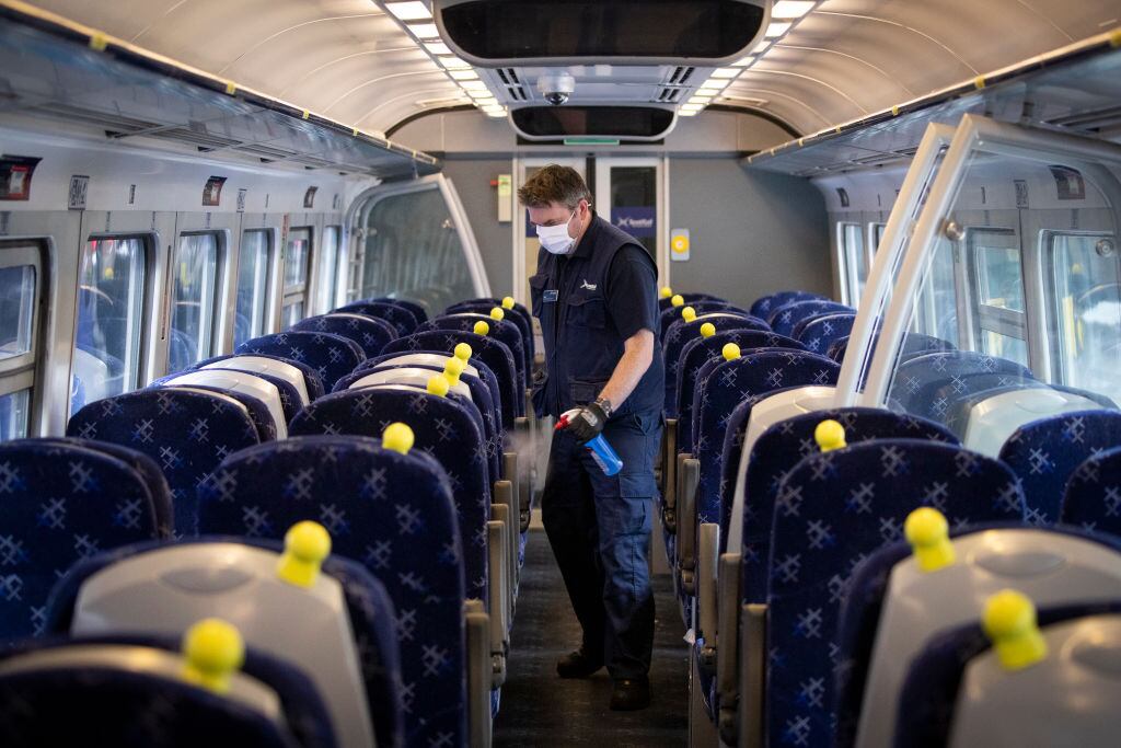 Trabajador desinfecta un tren en Edimburgo