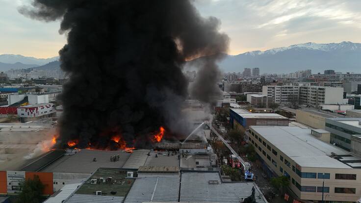 Incendio de gran magnitud afecta a Santiago Centro