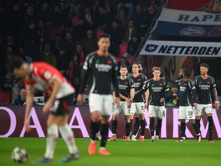 Arsenal aplasta al PSV para poner pie y medio en los cuartos de final de la Champions League