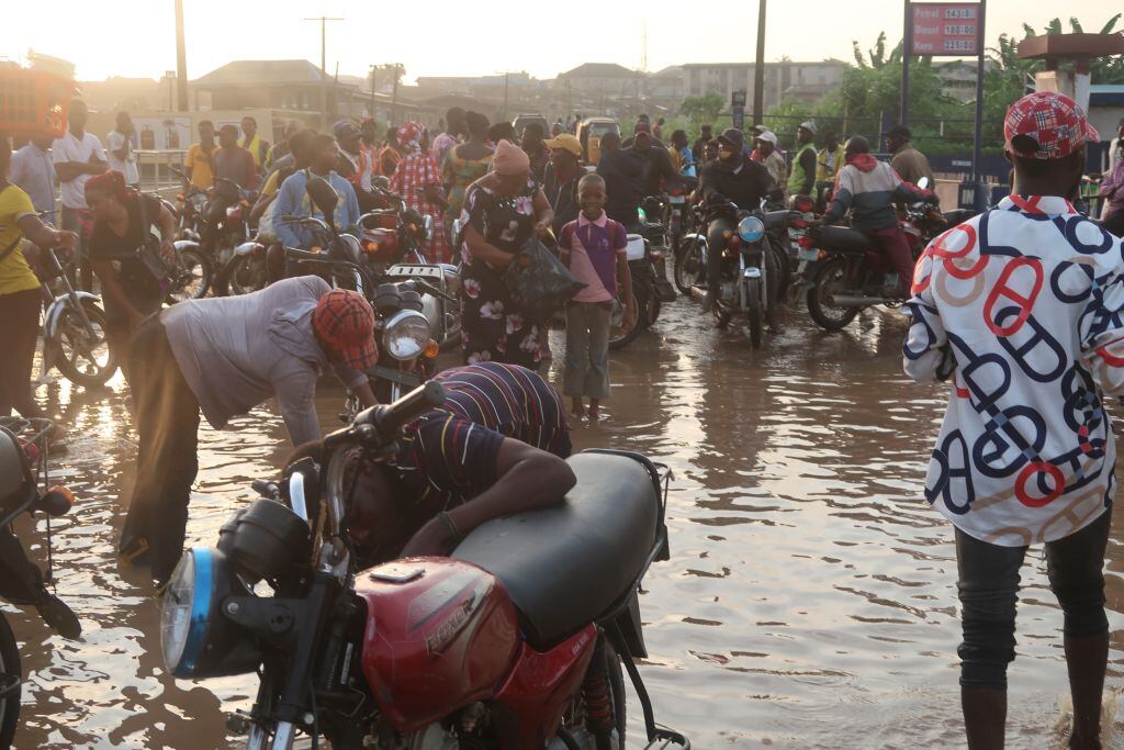 Las personas buscan abandonar las zonas inundadas en Nigeria
