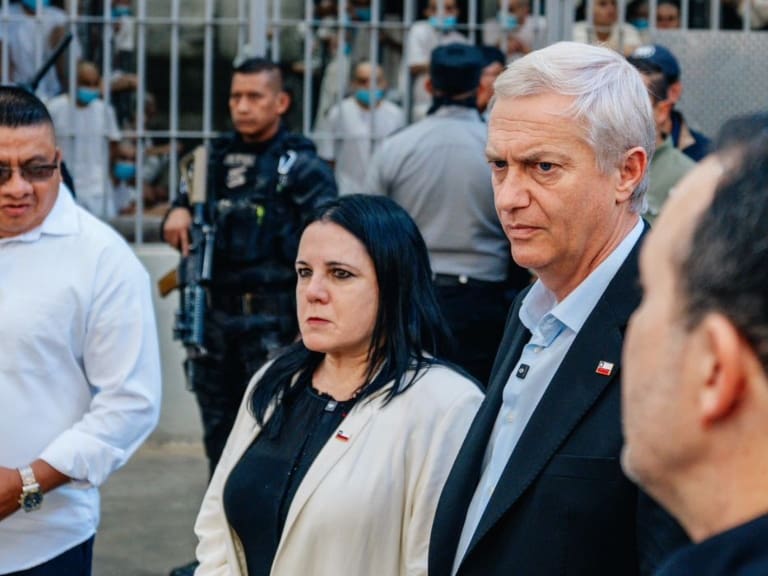 José Antonio Kast recorre el CECOT en El Salvador: las imágenes del presidente electo en la megacárcel de Bukele