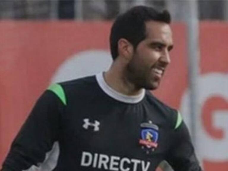 Claudio Bravo felicitó a Colo Colo por la victoria y le mandó cariñoso mensaje a Esteban Paredes