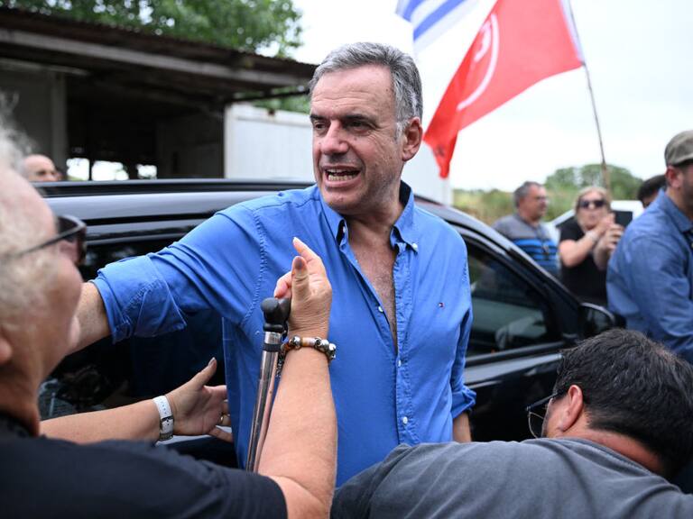 El presidente electo de Uruguay, Yamandú Orsi, visita al histórico líder de la alianza Frente Amplio el exmandatario José Mujica en la ciudad de Montevideo