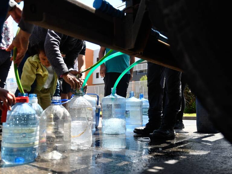 Megacorte de agua en Santiago: así puedes almacenarla (y esta es la cantidad que deberías juntar)