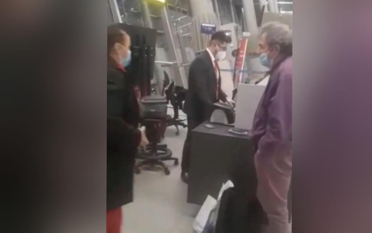 Médico fue grabado agrediendo a funcionarios de una aerolínea y la PDI | Captura