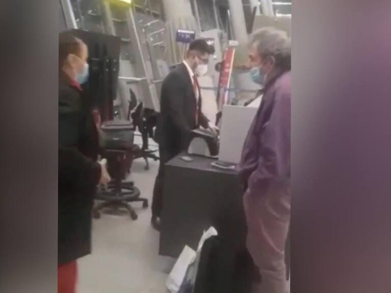 Médico fue grabado agrediendo a funcionarios de una aerolínea y la PDI | Captura