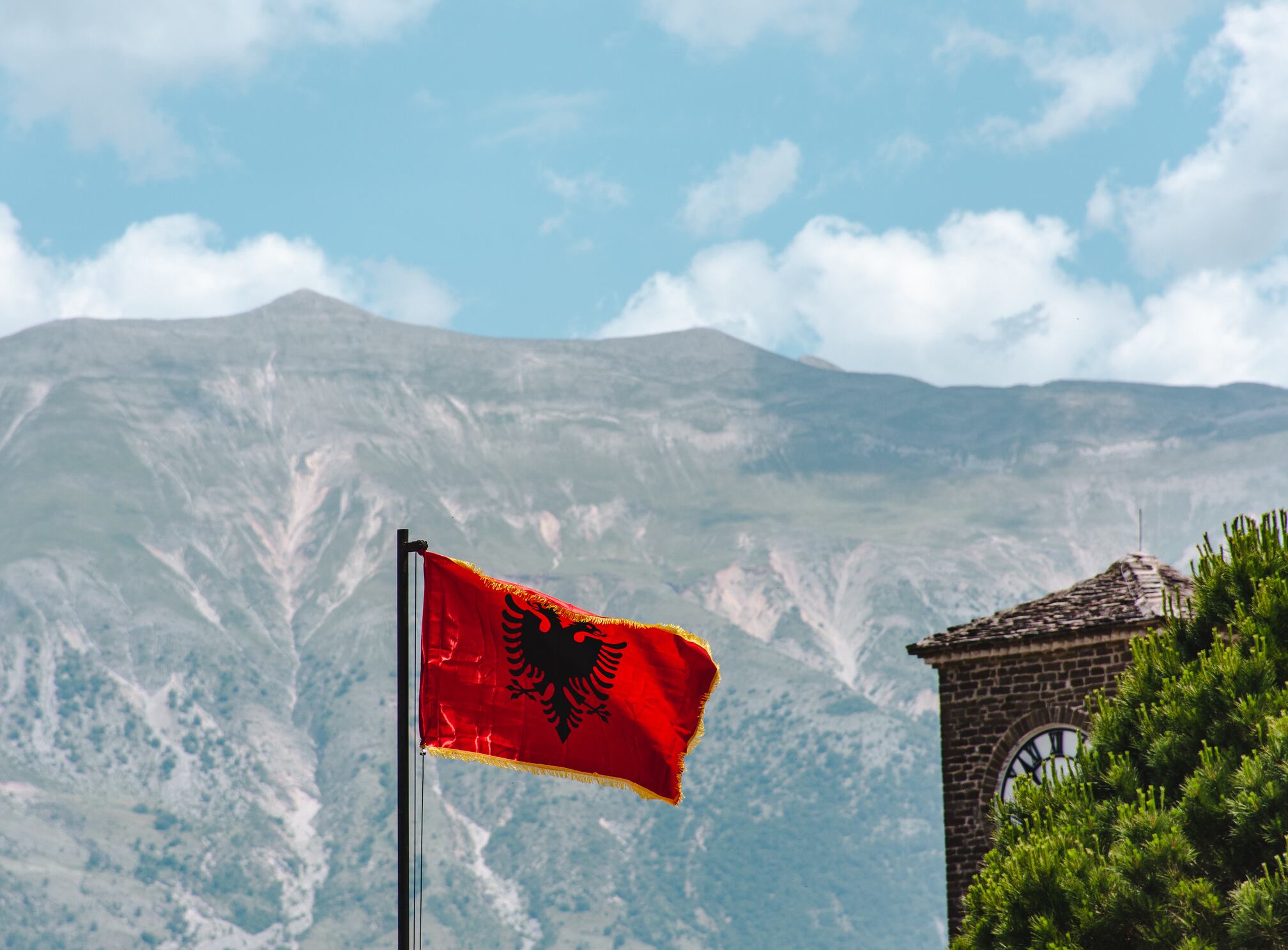¿Dónde está ubicado el país de Albania y cuál es su capital?