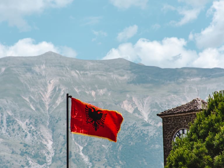 ¿Dónde está ubicado el país de Albania y cuál es su capital?