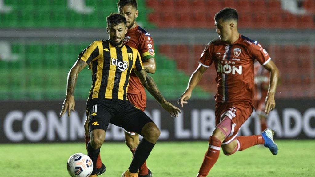 Guarani's Argentine Nicola Mana (L) and Royal Pari's Widen Saucedo vie for the ball during their Copa Libertadores football match at Ramon Aguilera Costas stadium, in Santa Cruz, Bolivia on February 24, 2021. (Photo by AIZAR RALDES / AFP) (Photo by AIZAR RALDES/AFP via Getty Images)