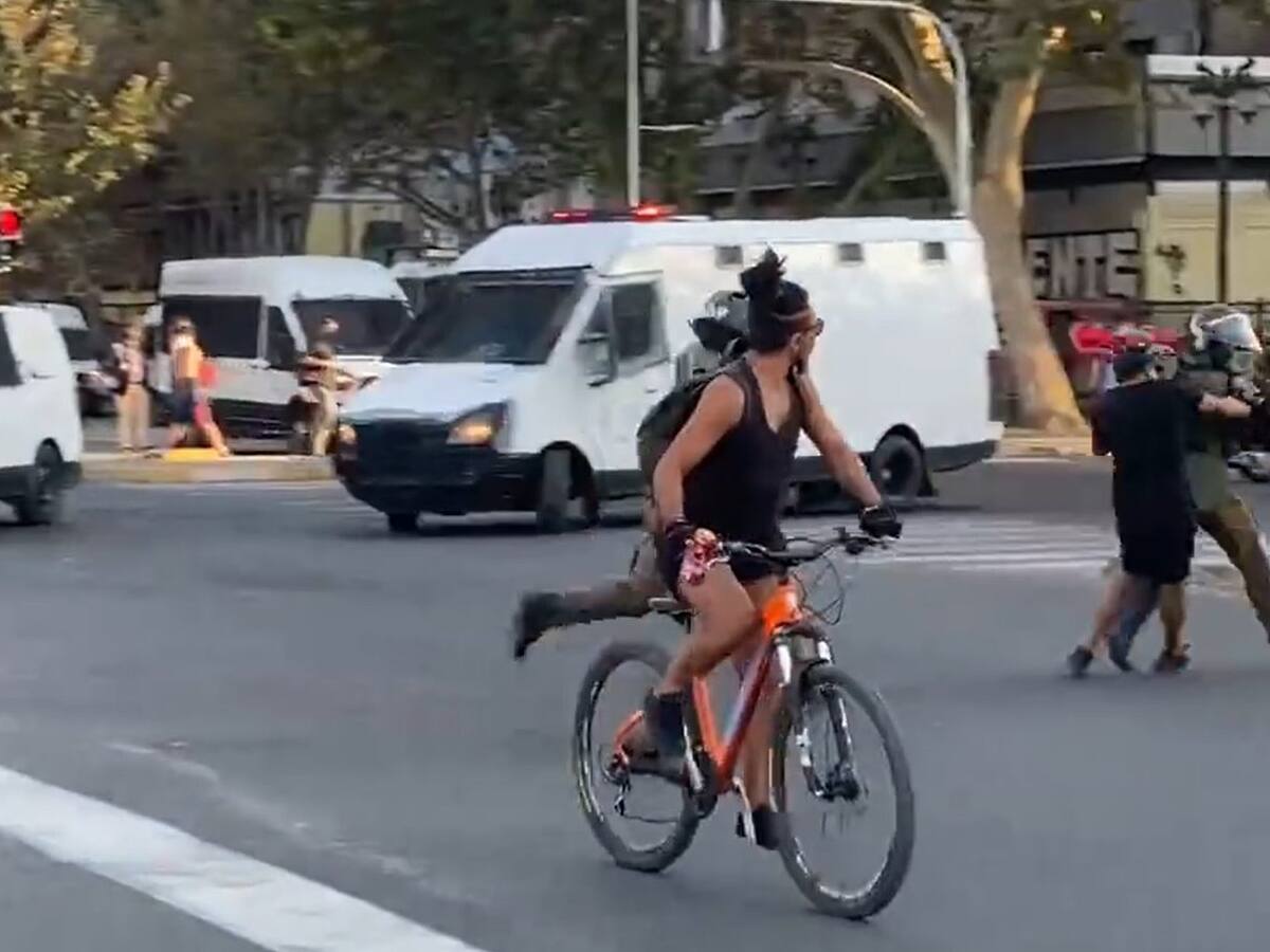 Protestas en Baquedano: manifestante quedó inconsciente tras caer en medio de persecución policial