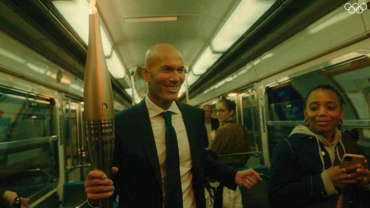 Tuvo un rol clave: Zinedine Zidane se lució con su aparición en la ceremonia inaugural de París 2024