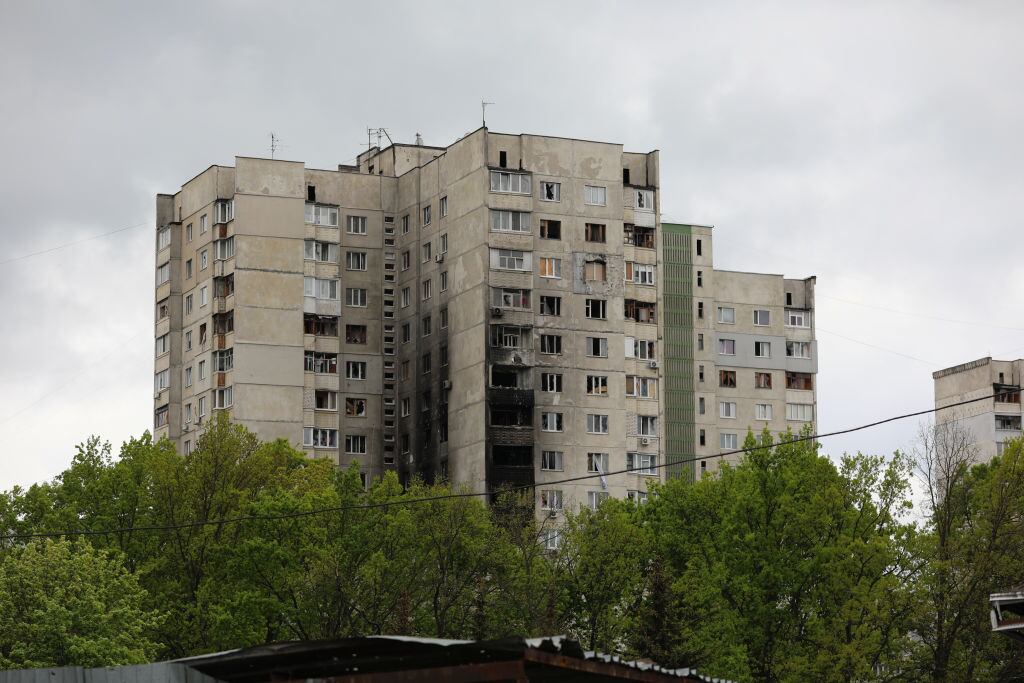Un edificio dañado por los ataques en la ciudad de Járkov