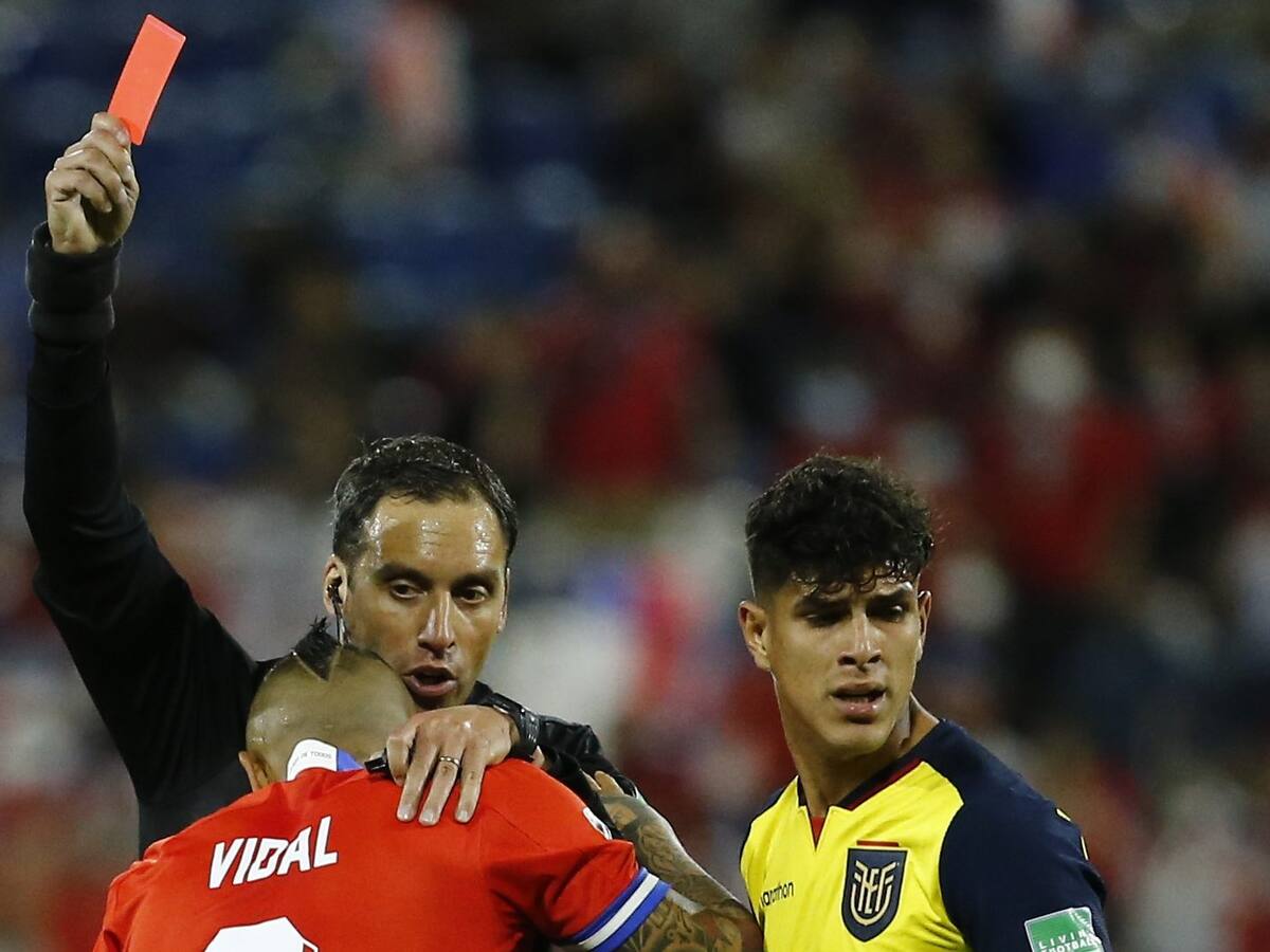 «Si le pegó una patada, una patada grave»: Así actuó el VAR en la expulsión de Arturo Vidal ante Ecuador