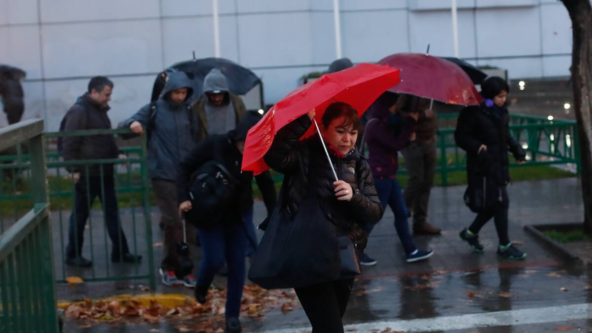 Emiten aviso por lluvias y vientos en la región Metropolitana y otras seis regiones de Chile