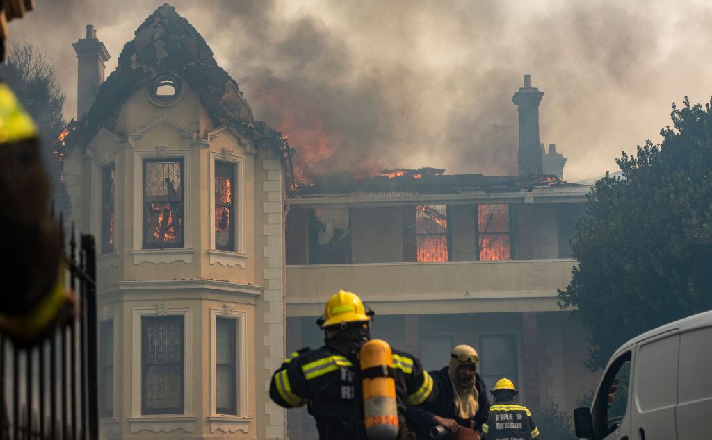 Incendio destruye un edificio de la Universidad de Ciudad del Cabo