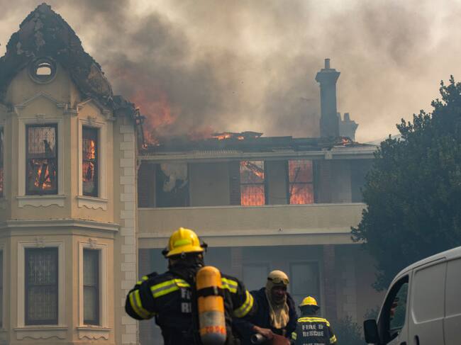 Incendio destruye un edificio de la Universidad de Ciudad del Cabo