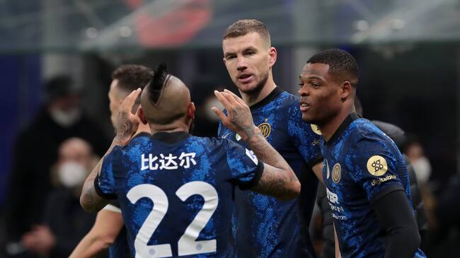 MILAN, ITALY - JANUARY 22: Edin Dzeko of FC Internazionale celebrates with teammates after scoring their team's second goal during the Serie A match between FC Internazionale and Venezia FC at Stadio Giuseppe Meazza on January 22, 2022 in Milan, Italy. (Photo by Emilio Andreoli - Inter/Inter via Getty Images)