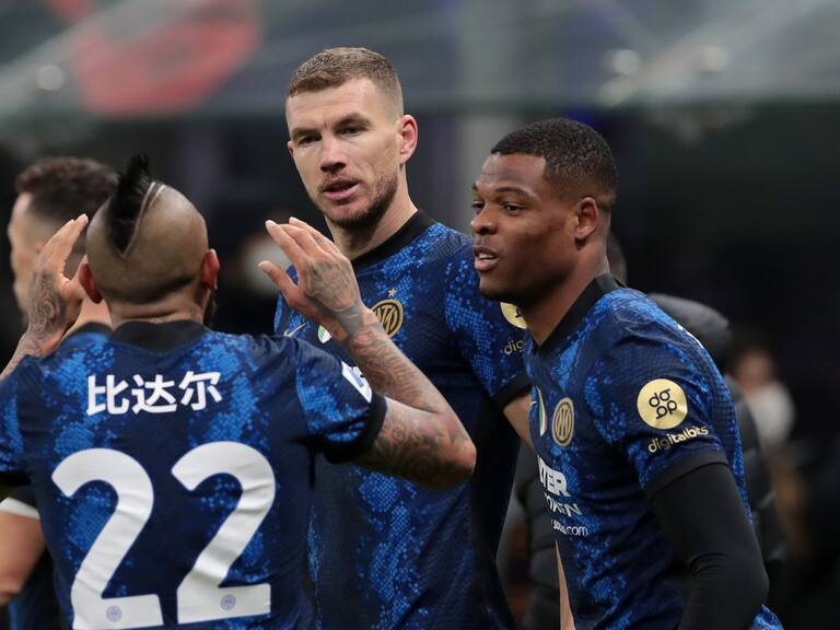MILAN, ITALY - JANUARY 22: Edin Dzeko of FC Internazionale celebrates with teammates after scoring their team&#039;s second goal during the Serie A match between FC Internazionale and Venezia FC at Stadio Giuseppe Meazza on January 22, 2022 in Milan, Italy. (Photo by Emilio Andreoli - Inter/Inter via Getty Images)