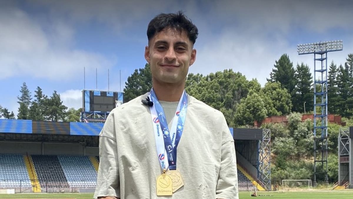 Un campeón por dos: Javier Altamirano recibió su medalla del Campeonato Nacional 2023