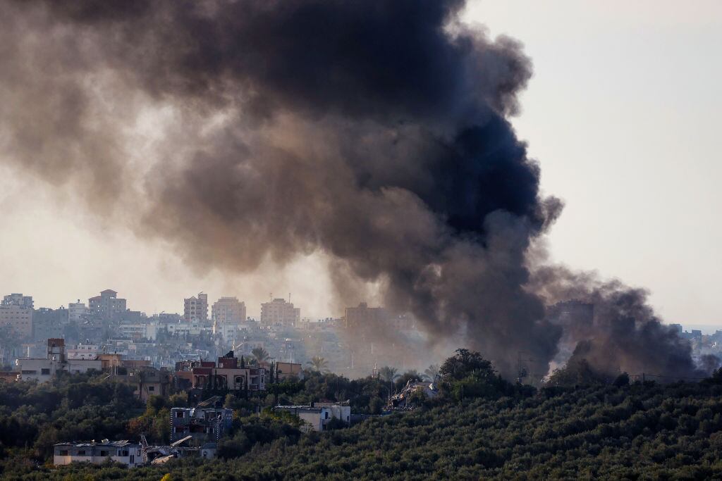 El humo se levanta sobre la Franja de Gaza por los bombardeos y ataques aéreos de las fuerzas armadas de Israel contra el enclave palestino.